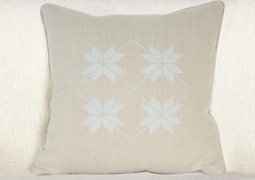 Fiocco di neve cross-stitched pillow 